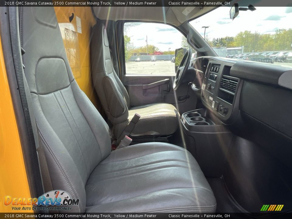 Front Seat of 2018 GMC Savana Cutaway 3500 Commercial Moving Truck Photo #13