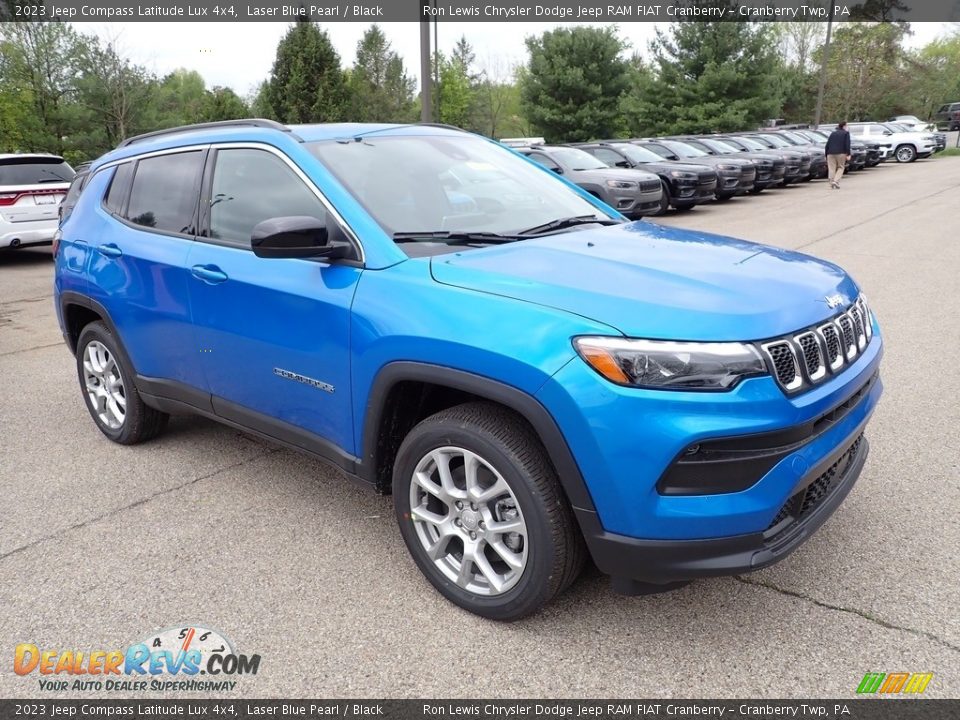 Front 3/4 View of 2023 Jeep Compass Latitude Lux 4x4 Photo #7