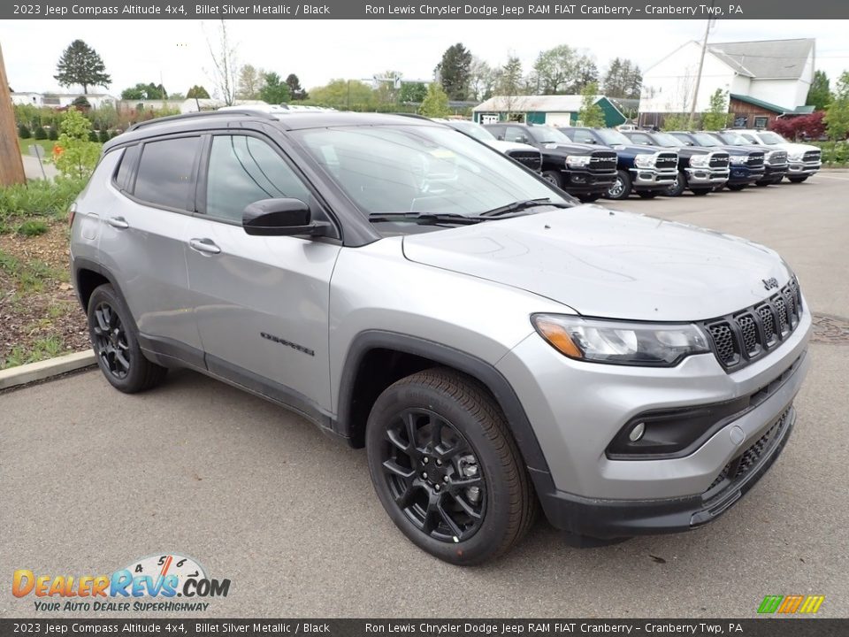 Front 3/4 View of 2023 Jeep Compass Altitude 4x4 Photo #7