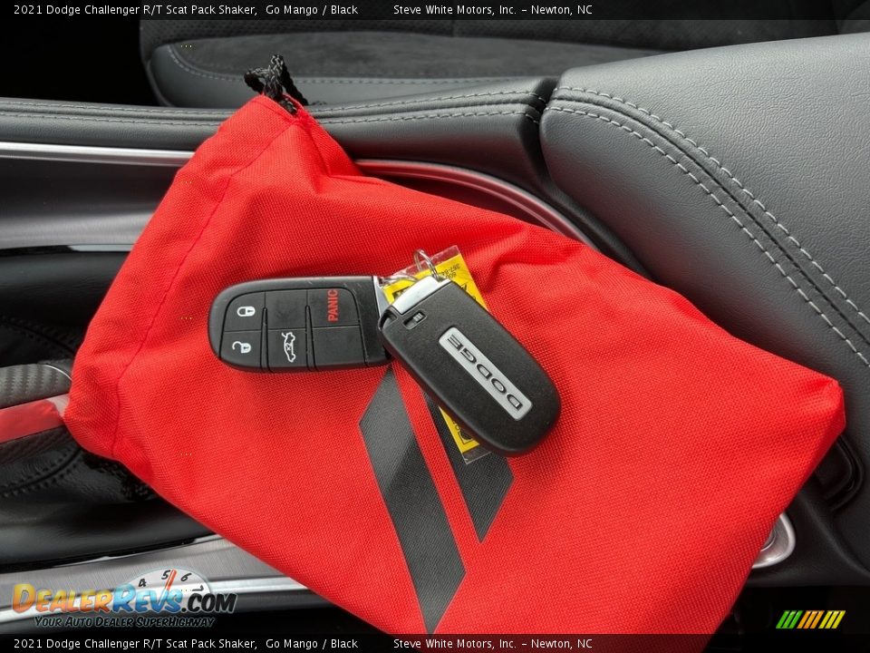 Keys of 2021 Dodge Challenger R/T Scat Pack Shaker Photo #25