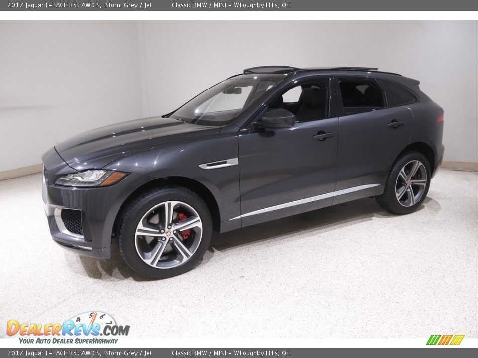 Front 3/4 View of 2017 Jaguar F-PACE 35t AWD S Photo #3