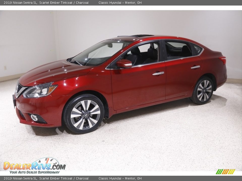 Front 3/4 View of 2019 Nissan Sentra SL Photo #3