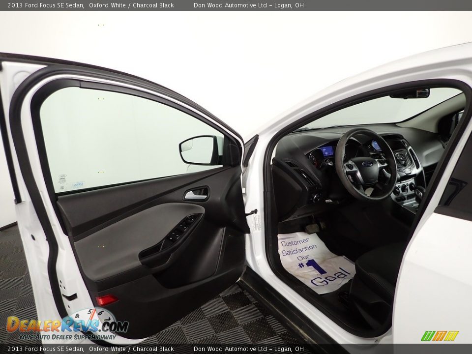 2013 Ford Focus SE Sedan Oxford White / Charcoal Black Photo #10