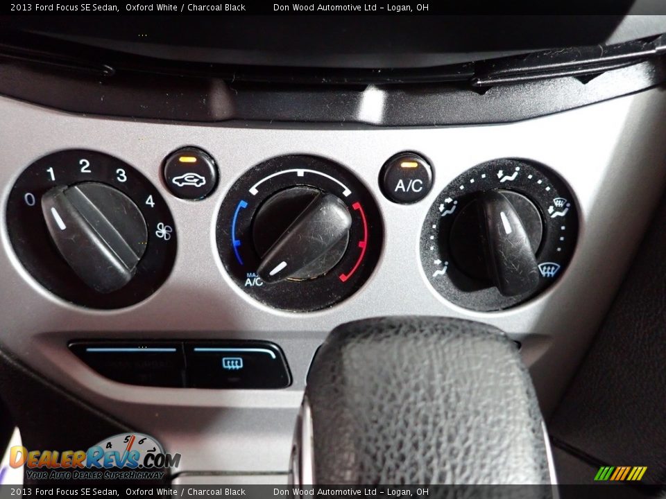 2013 Ford Focus SE Sedan Oxford White / Charcoal Black Photo #18