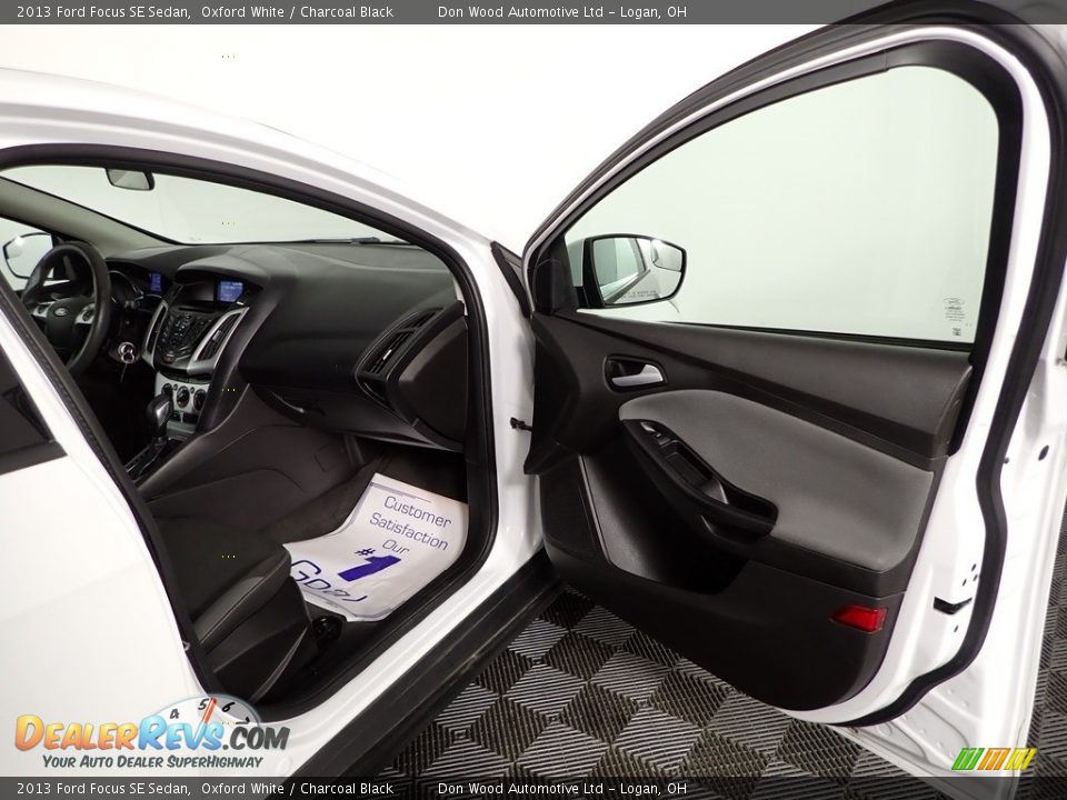 2013 Ford Focus SE Sedan Oxford White / Charcoal Black Photo #24