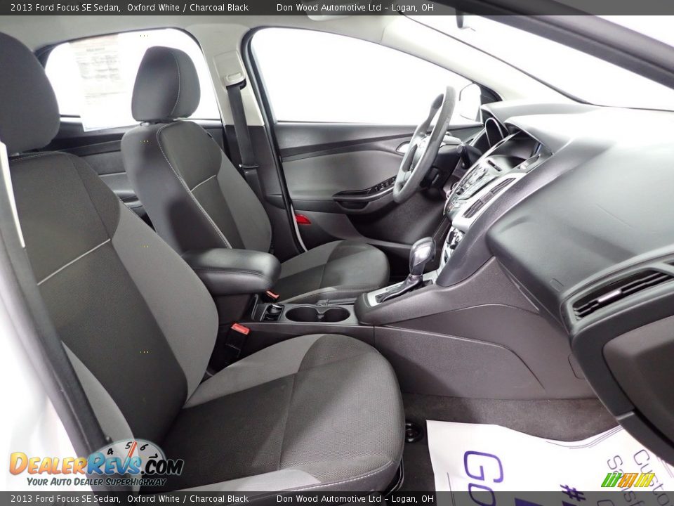 2013 Ford Focus SE Sedan Oxford White / Charcoal Black Photo #25