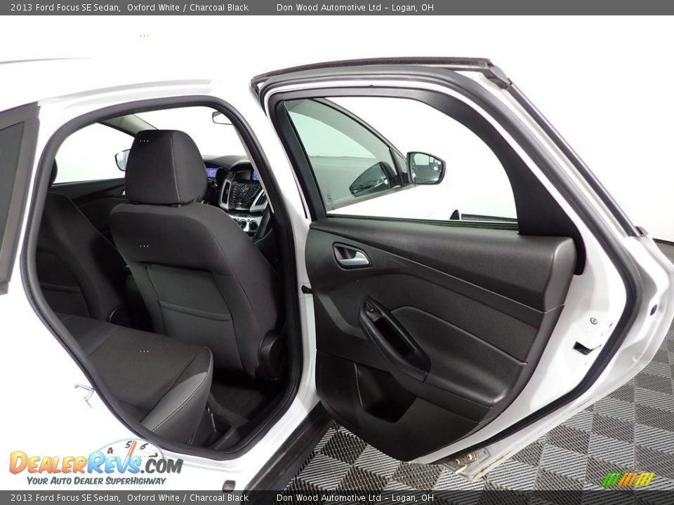 2013 Ford Focus SE Sedan Oxford White / Charcoal Black Photo #26