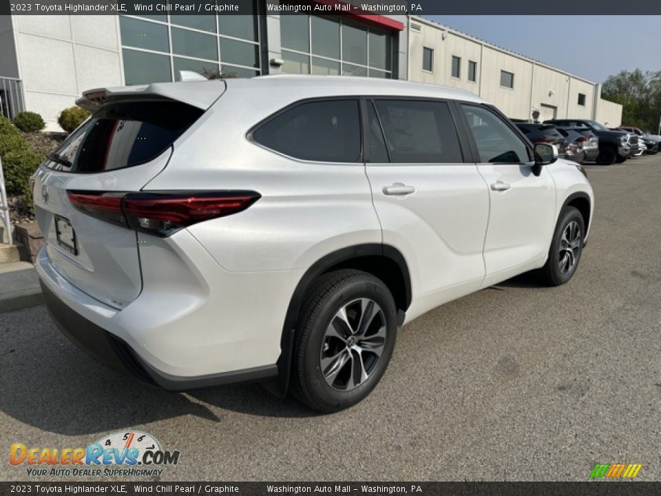 2023 Toyota Highlander XLE Wind Chill Pearl / Graphite Photo #9