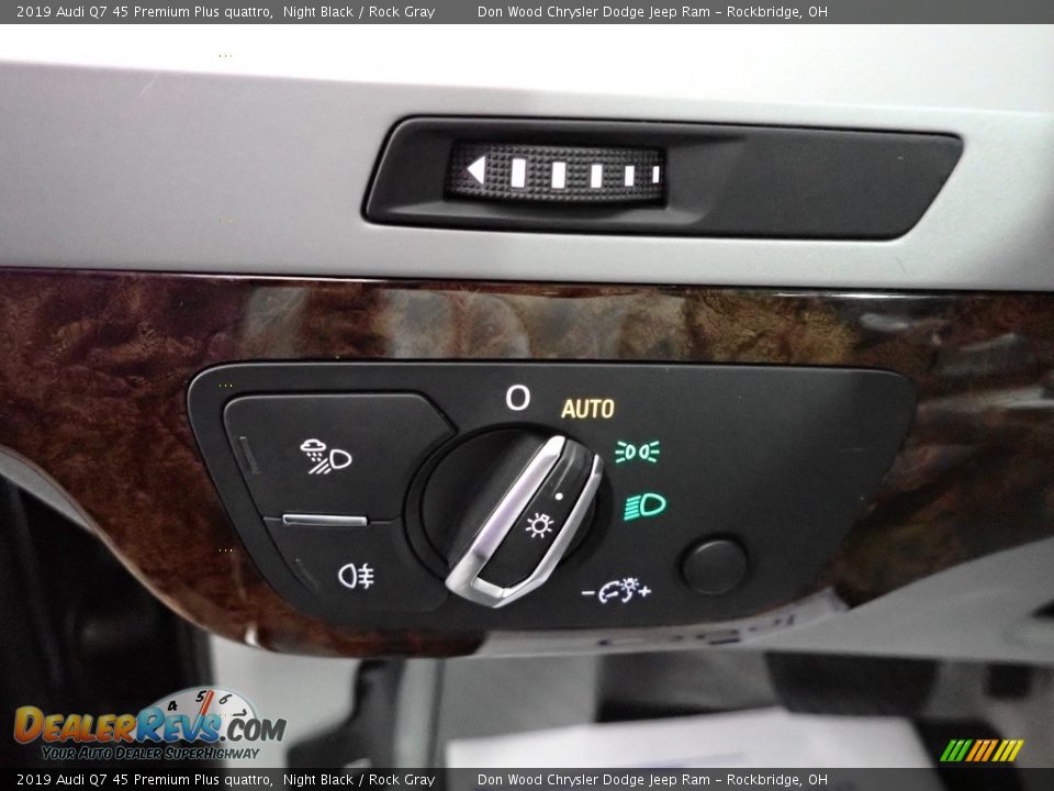 Controls of 2019 Audi Q7 45 Premium Plus quattro Photo #18