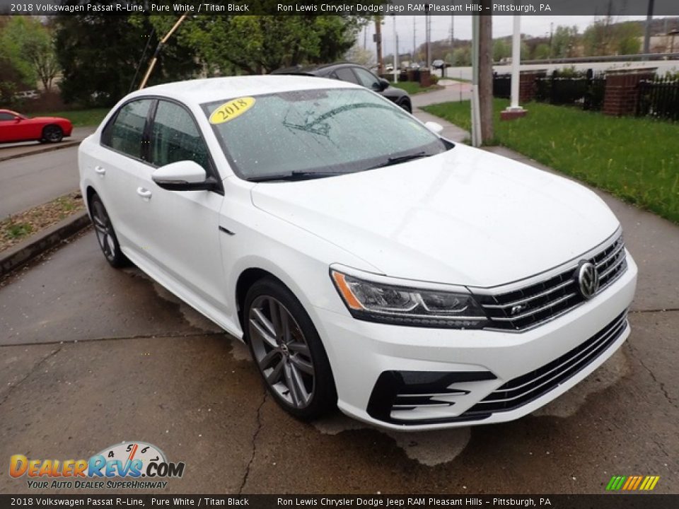 Front 3/4 View of 2018 Volkswagen Passat R-Line Photo #3