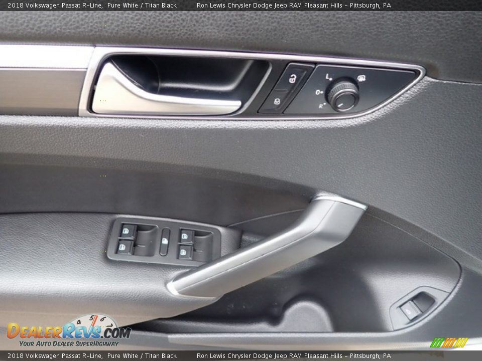 Door Panel of 2018 Volkswagen Passat R-Line Photo #13