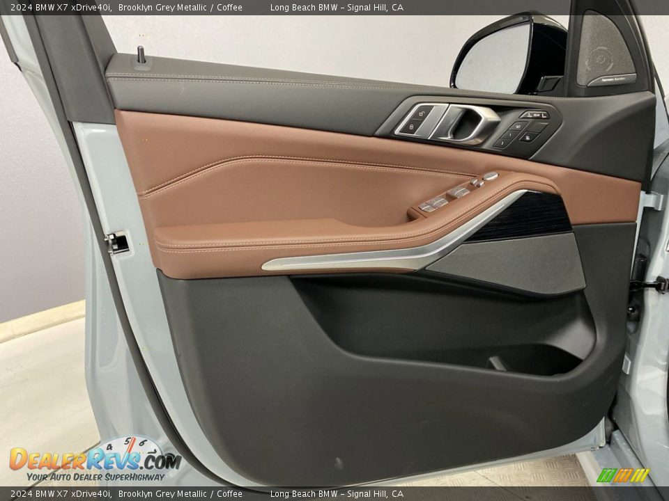 Door Panel of 2024 BMW X7 xDrive40i Photo #10