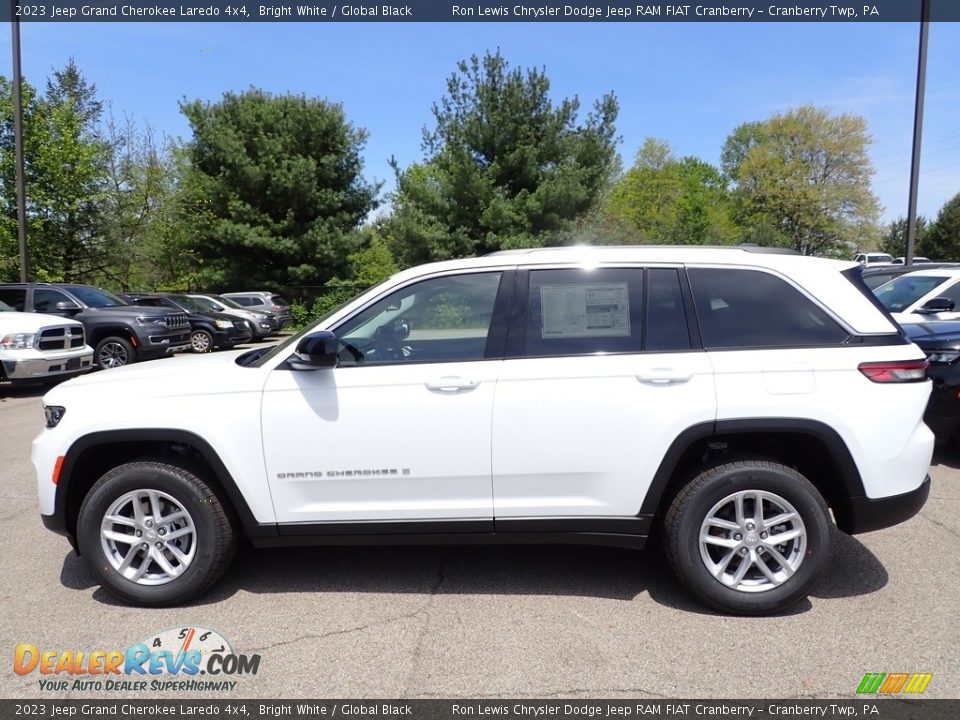 2023 Jeep Grand Cherokee Laredo 4x4 Bright White / Global Black Photo #2