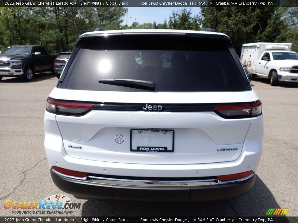 2023 Jeep Grand Cherokee Laredo 4x4 Bright White / Global Black Photo #4