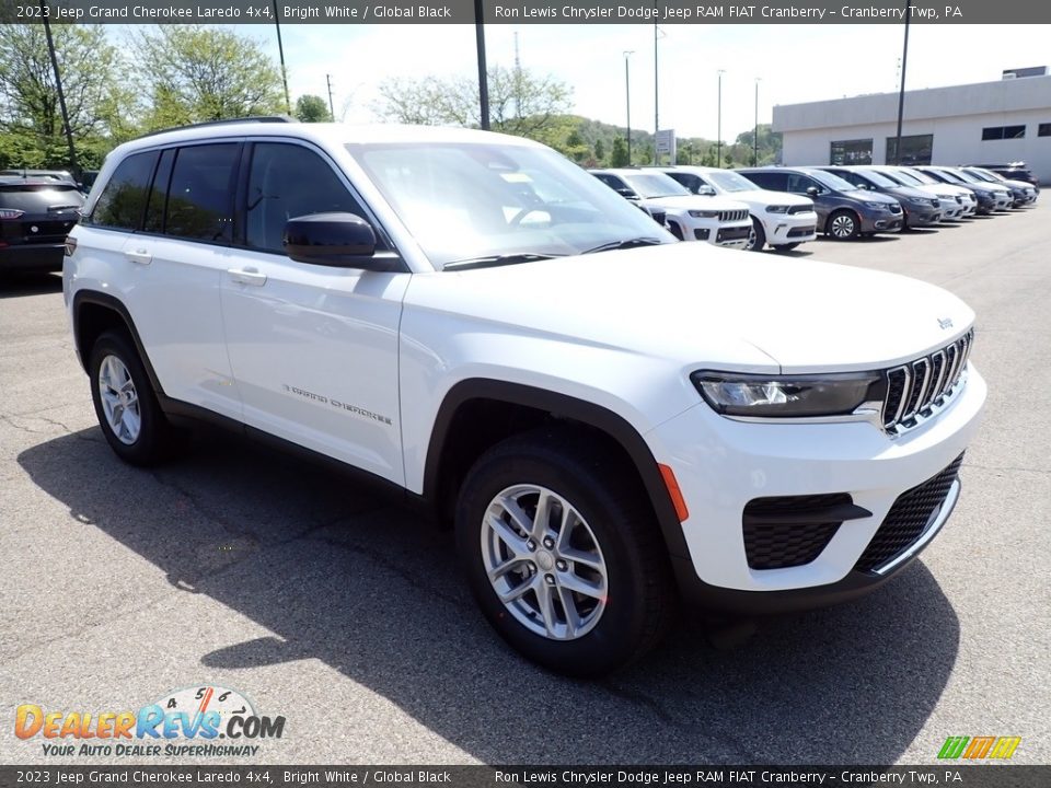 2023 Jeep Grand Cherokee Laredo 4x4 Bright White / Global Black Photo #7