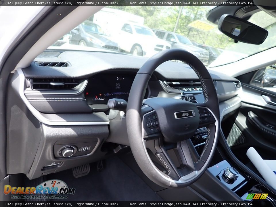 2023 Jeep Grand Cherokee Laredo 4x4 Bright White / Global Black Photo #18