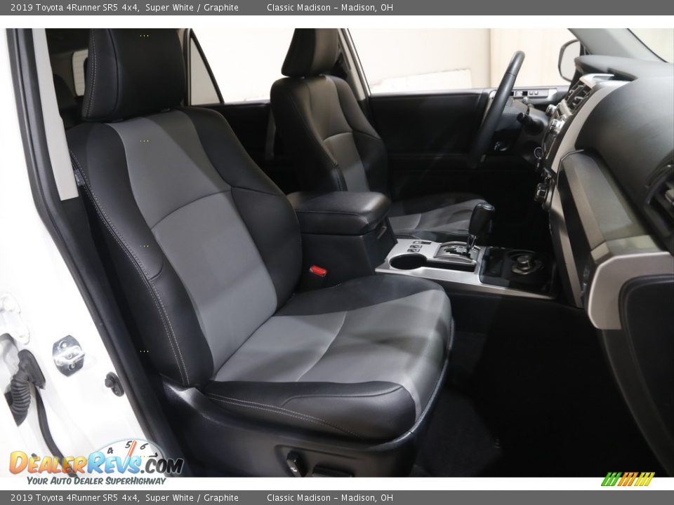 2019 Toyota 4Runner SR5 4x4 Super White / Graphite Photo #17