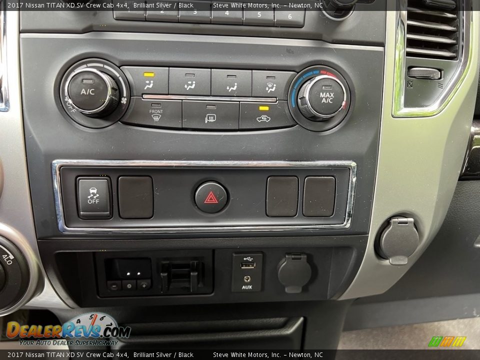 Controls of 2017 Nissan TITAN XD SV Crew Cab 4x4 Photo #23