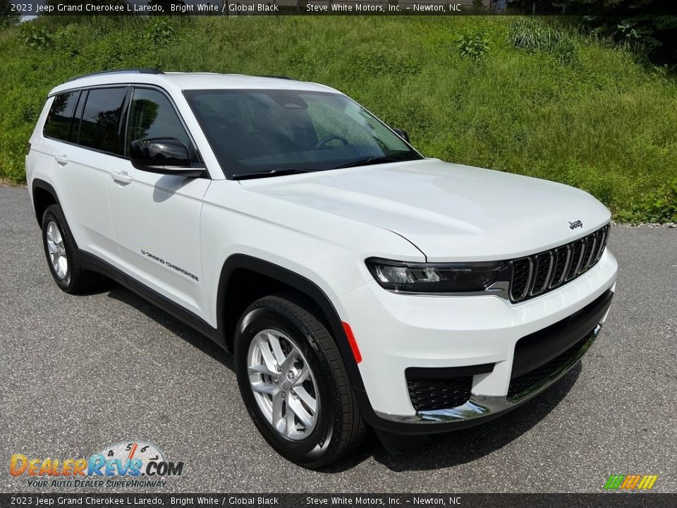 Front 3/4 View of 2023 Jeep Grand Cherokee L Laredo Photo #4