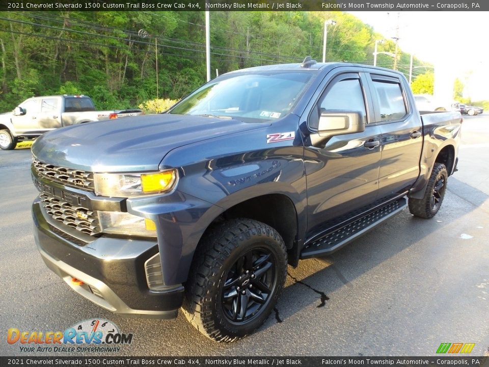 Front 3/4 View of 2021 Chevrolet Silverado 1500 Custom Trail Boss Crew Cab 4x4 Photo #6