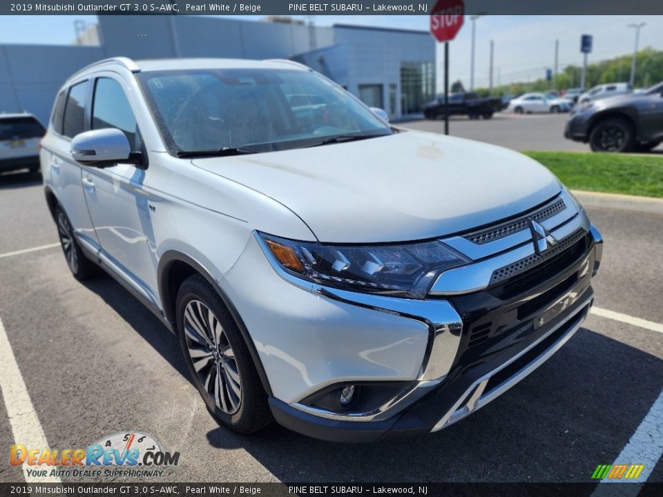 Front 3/4 View of 2019 Mitsubishi Outlander GT 3.0 S-AWC Photo #2