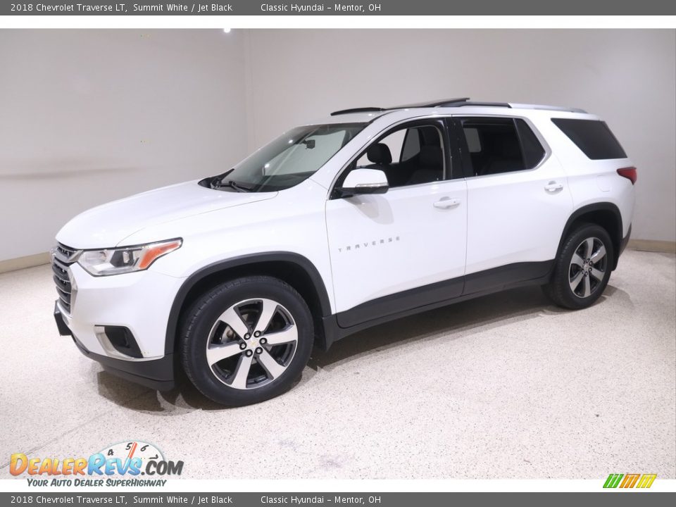 Front 3/4 View of 2018 Chevrolet Traverse LT Photo #3