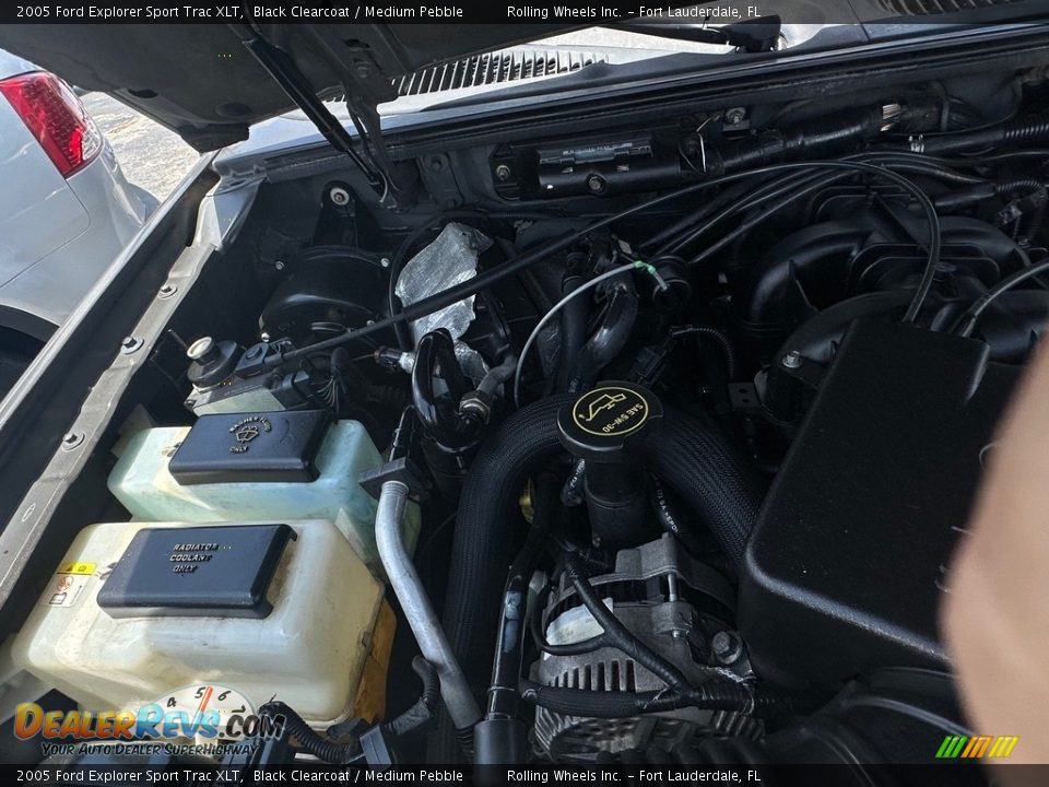 2005 Ford Explorer Sport Trac XLT Black Clearcoat / Medium Pebble Photo #10