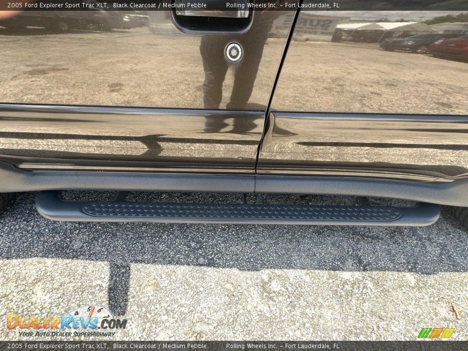 2005 Ford Explorer Sport Trac XLT Black Clearcoat / Medium Pebble Photo #29