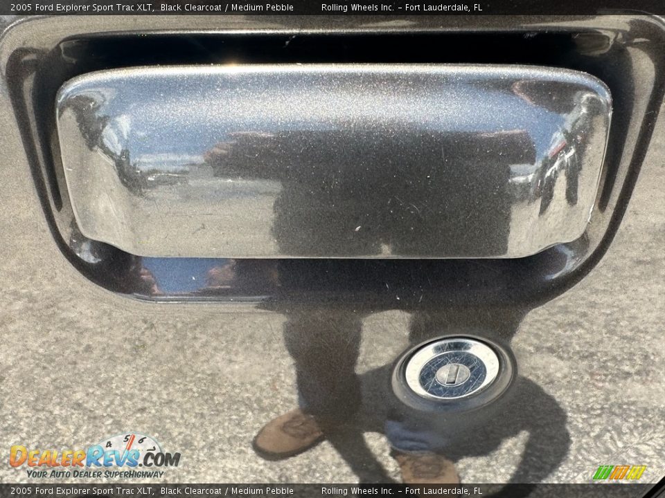 2005 Ford Explorer Sport Trac XLT Black Clearcoat / Medium Pebble Photo #30