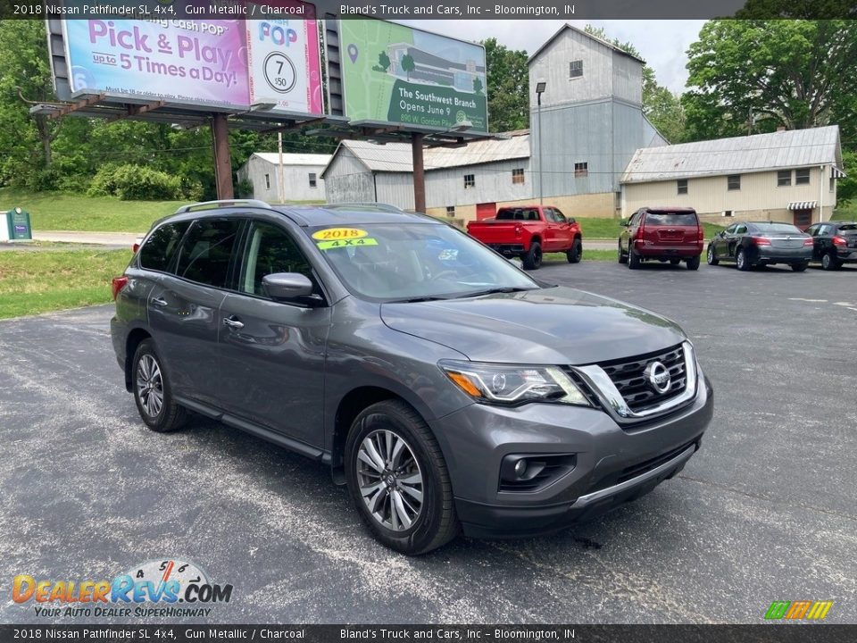 Front 3/4 View of 2018 Nissan Pathfinder SL 4x4 Photo #6