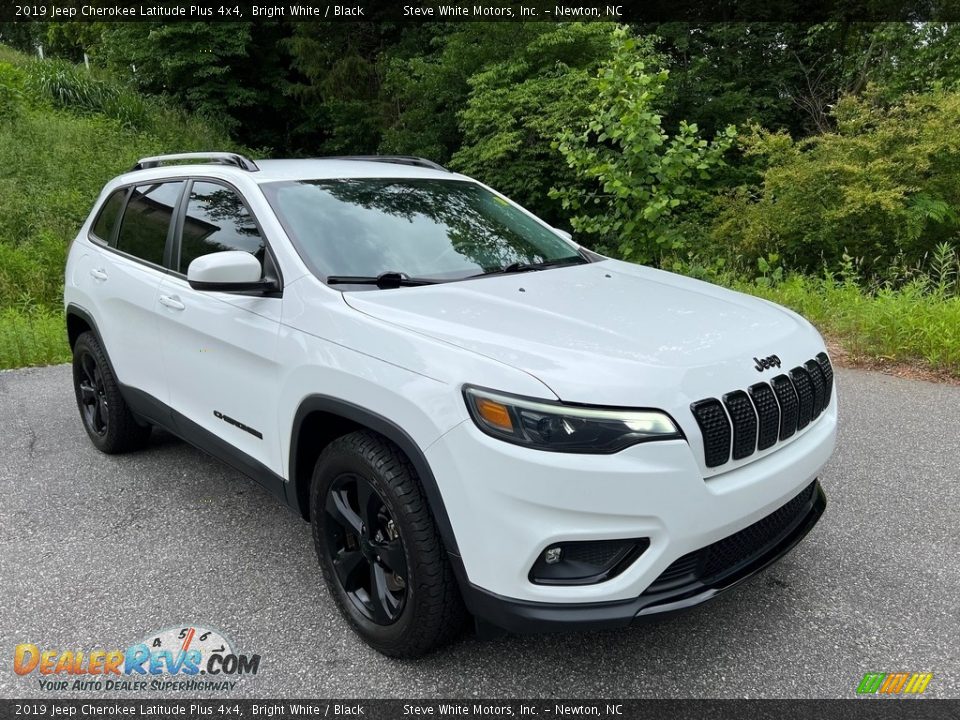 Front 3/4 View of 2019 Jeep Cherokee Latitude Plus 4x4 Photo #5