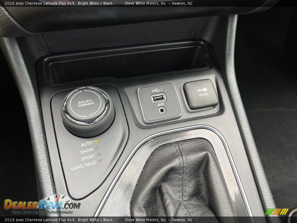 Controls of 2019 Jeep Cherokee Latitude Plus 4x4 Photo #26