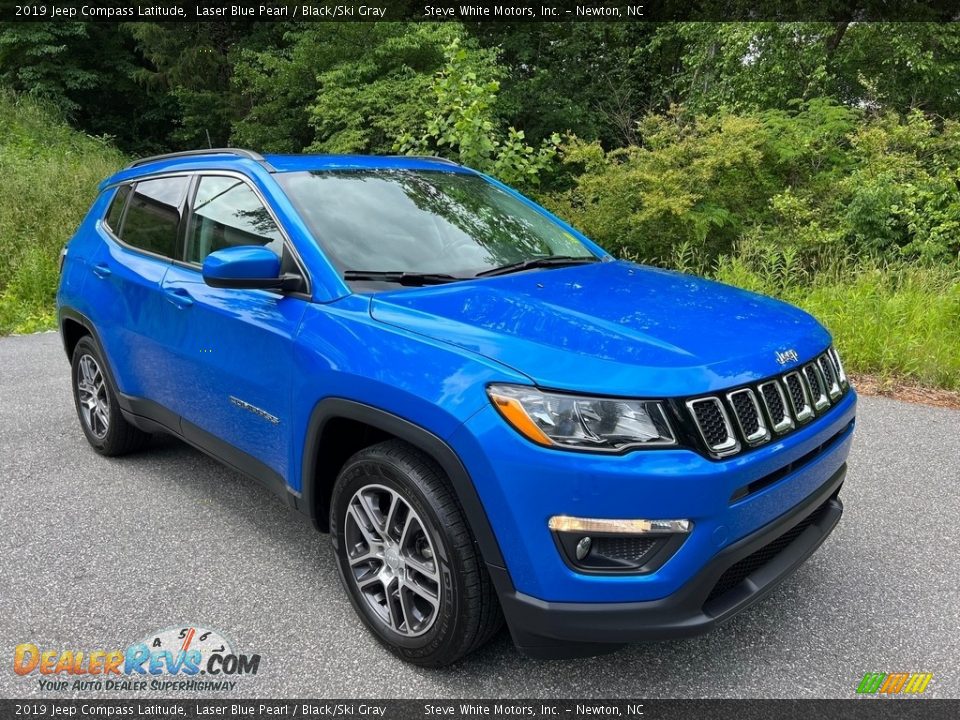 Front 3/4 View of 2019 Jeep Compass Latitude Photo #5