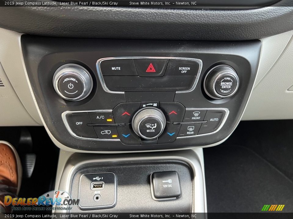 Controls of 2019 Jeep Compass Latitude Photo #23