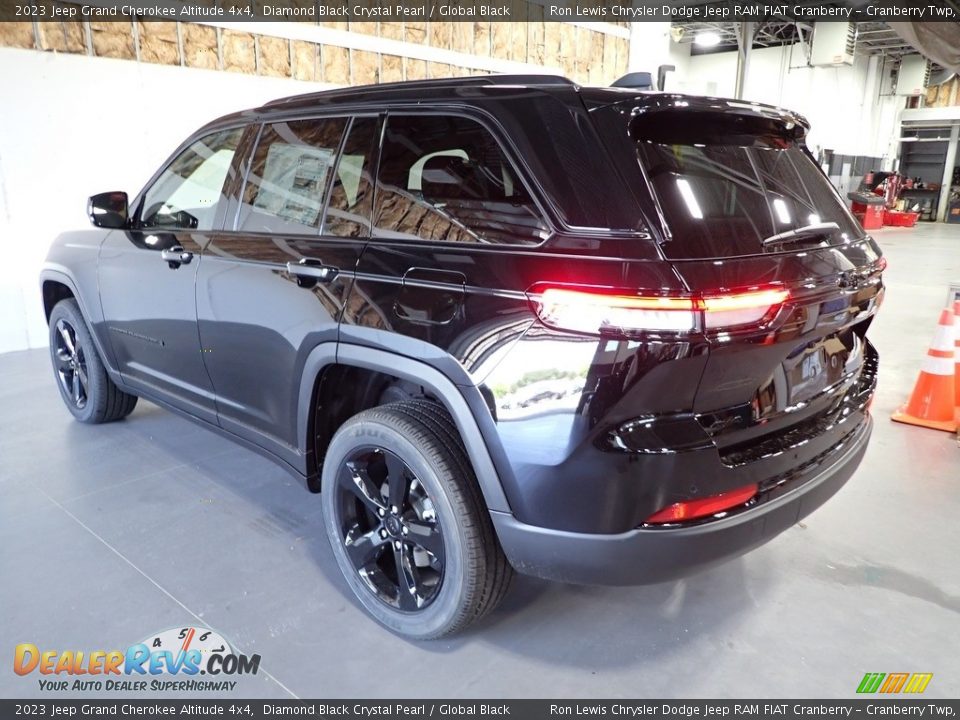 2023 Jeep Grand Cherokee Altitude 4x4 Diamond Black Crystal Pearl / Global Black Photo #3