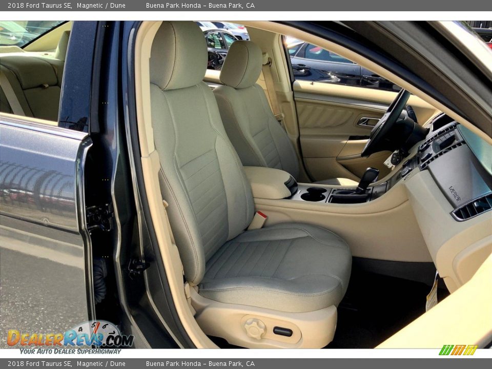 Front Seat of 2018 Ford Taurus SE Photo #6