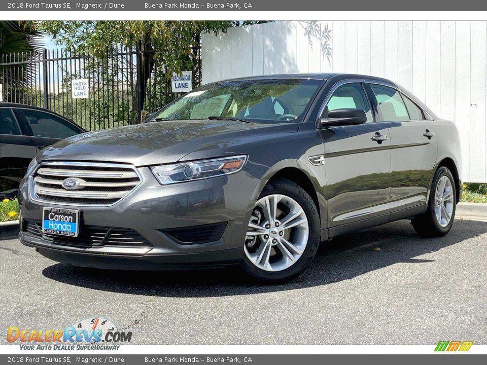 Front 3/4 View of 2018 Ford Taurus SE Photo #12