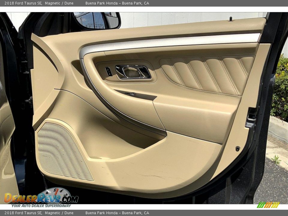 Door Panel of 2018 Ford Taurus SE Photo #23