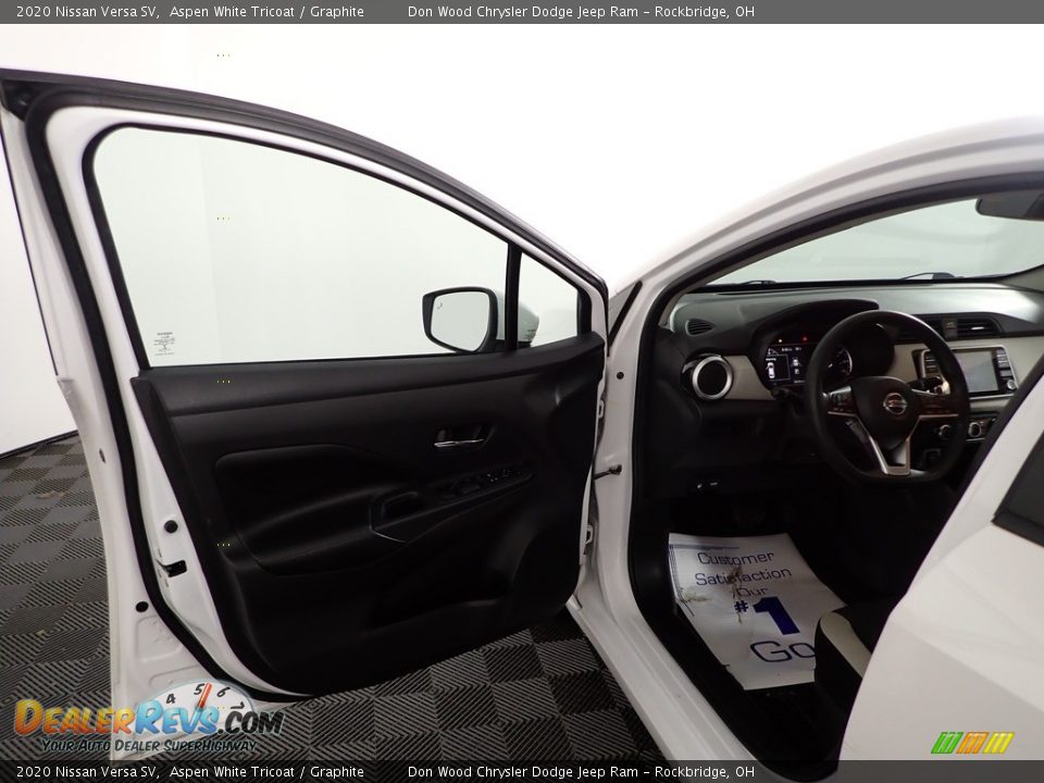 2020 Nissan Versa SV Aspen White Tricoat / Graphite Photo #11