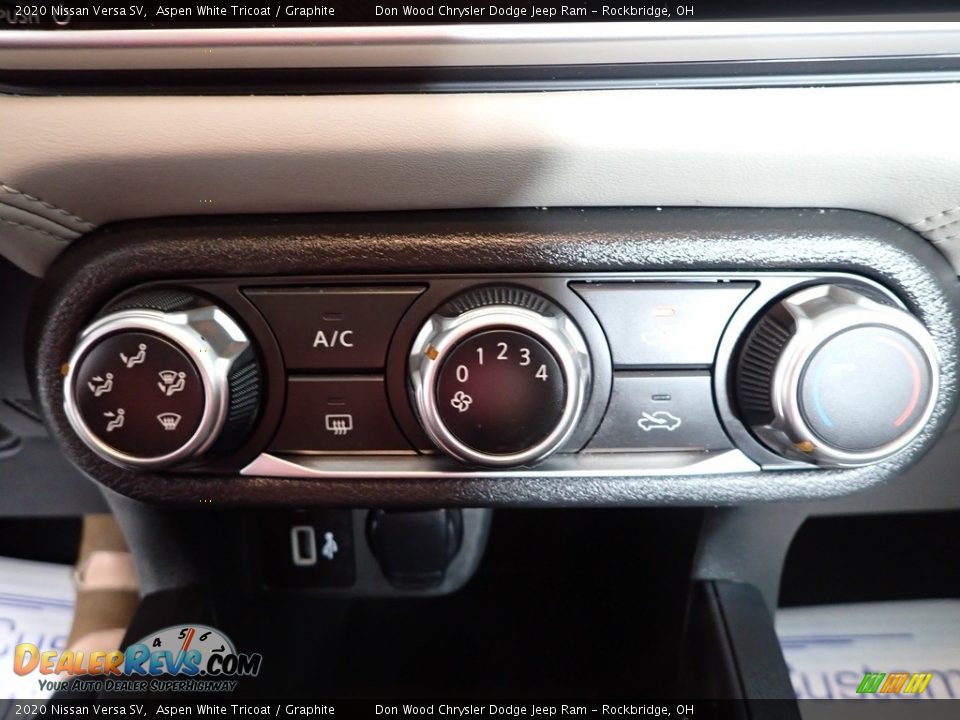 2020 Nissan Versa SV Aspen White Tricoat / Graphite Photo #17