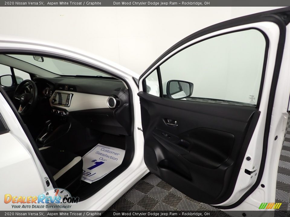 2020 Nissan Versa SV Aspen White Tricoat / Graphite Photo #23