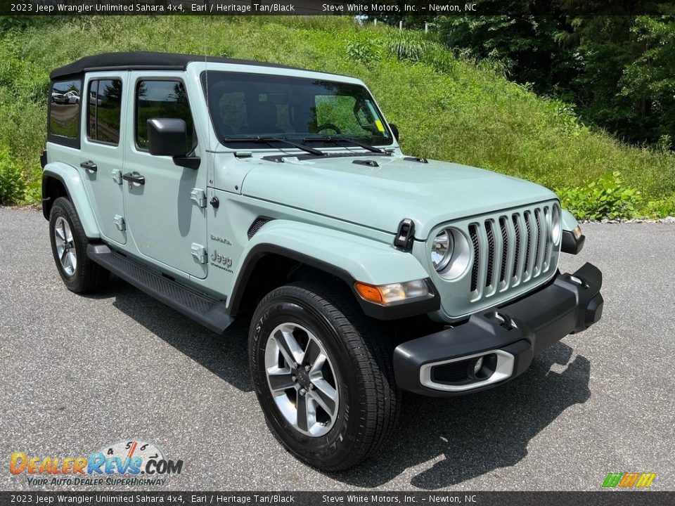 Front 3/4 View of 2023 Jeep Wrangler Unlimited Sahara 4x4 Photo #4