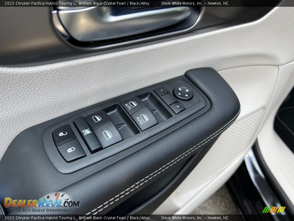 2023 Chrysler Pacifica Hybrid Touring L Brilliant Black Crystal Pearl / Black/Alloy Photo #12