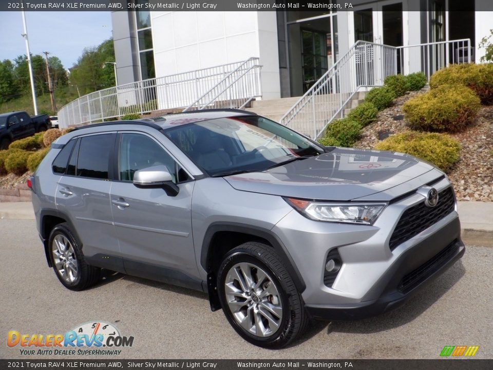 Front 3/4 View of 2021 Toyota RAV4 XLE Premium AWD Photo #1