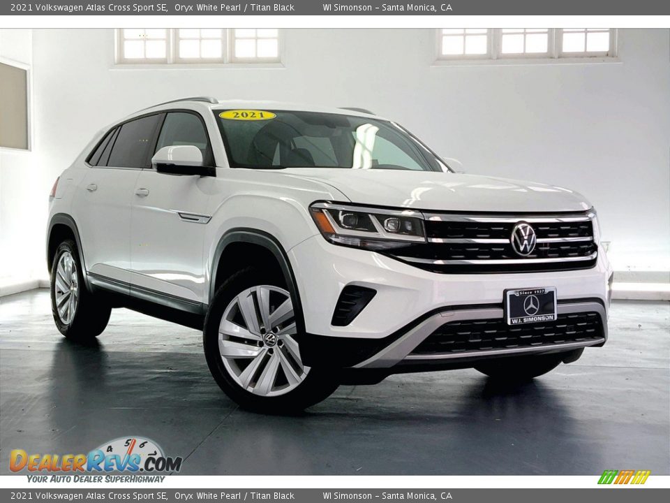 Front 3/4 View of 2021 Volkswagen Atlas Cross Sport SE Photo #33