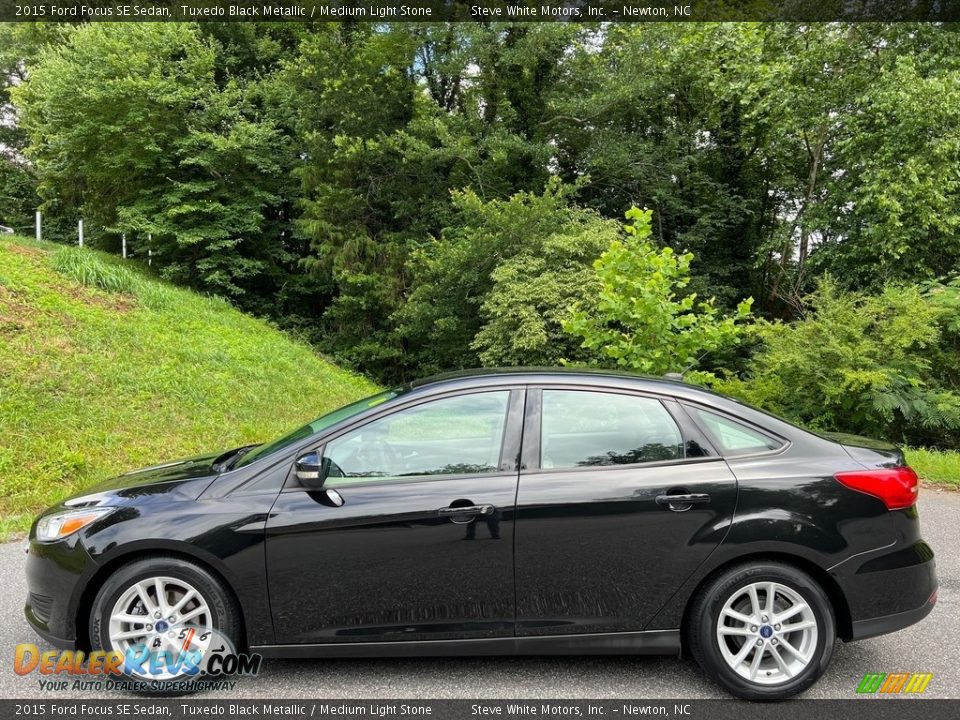 2015 Ford Focus SE Sedan Tuxedo Black Metallic / Medium Light Stone Photo #1