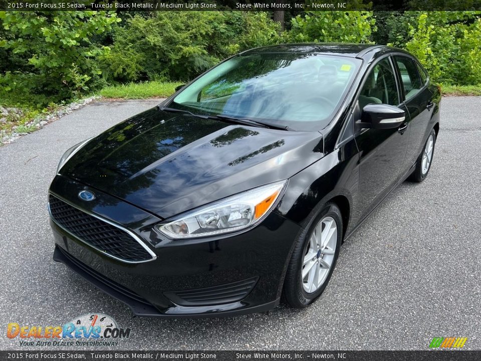 2015 Ford Focus SE Sedan Tuxedo Black Metallic / Medium Light Stone Photo #2