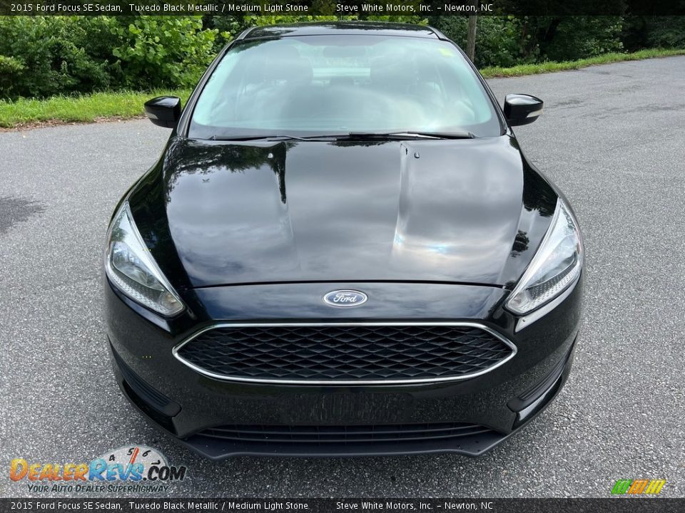 2015 Ford Focus SE Sedan Tuxedo Black Metallic / Medium Light Stone Photo #3