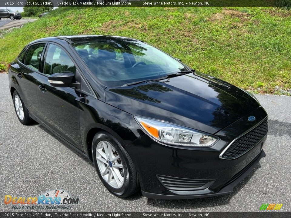 Front 3/4 View of 2015 Ford Focus SE Sedan Photo #4