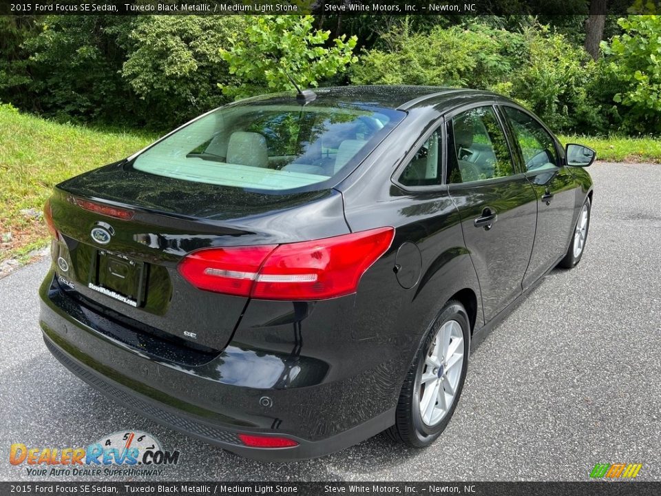 2015 Ford Focus SE Sedan Tuxedo Black Metallic / Medium Light Stone Photo #6